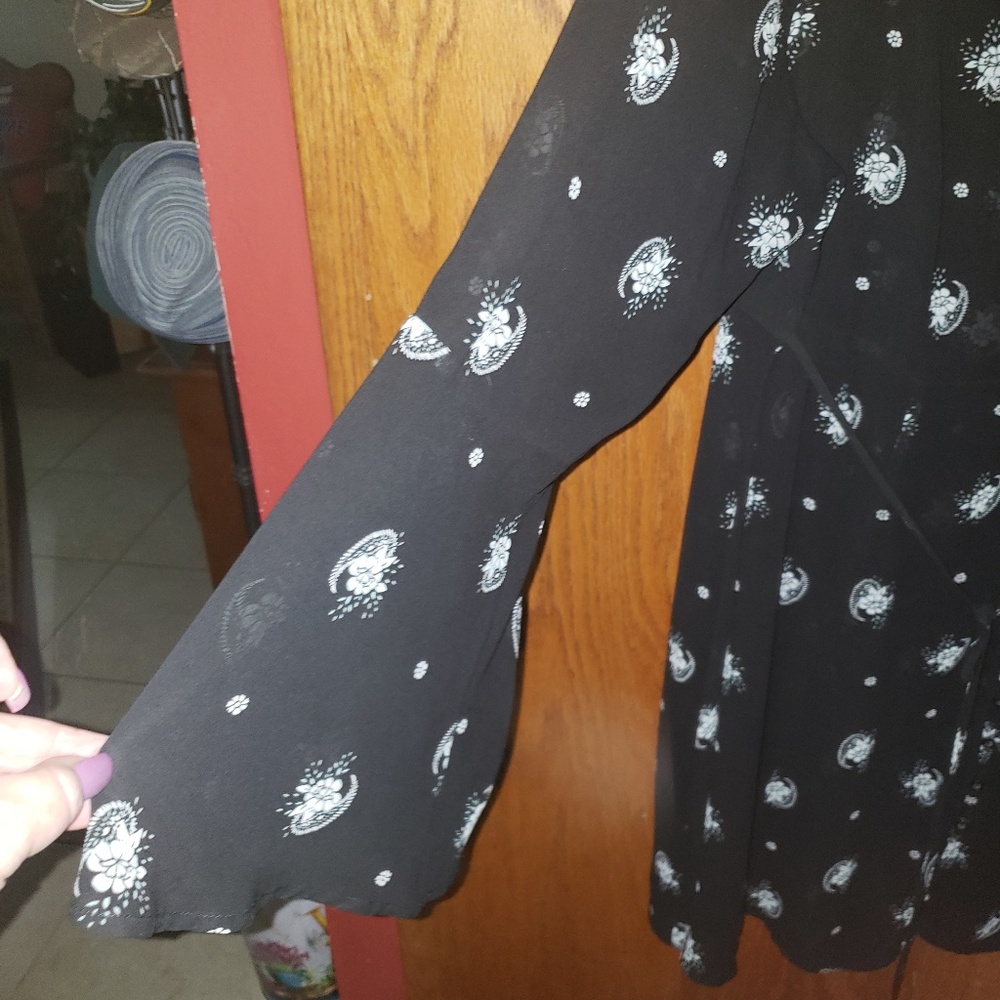Black dress w peasant sleeves